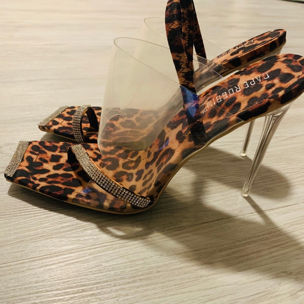 Super trendy lessors print sling back heel